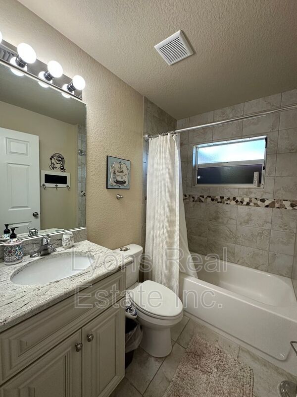 Building Photo - 2202 SE 8th St