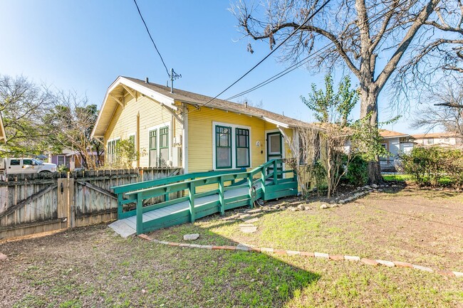 Building Photo - CHARMING TOBIN HILL COTTAGE