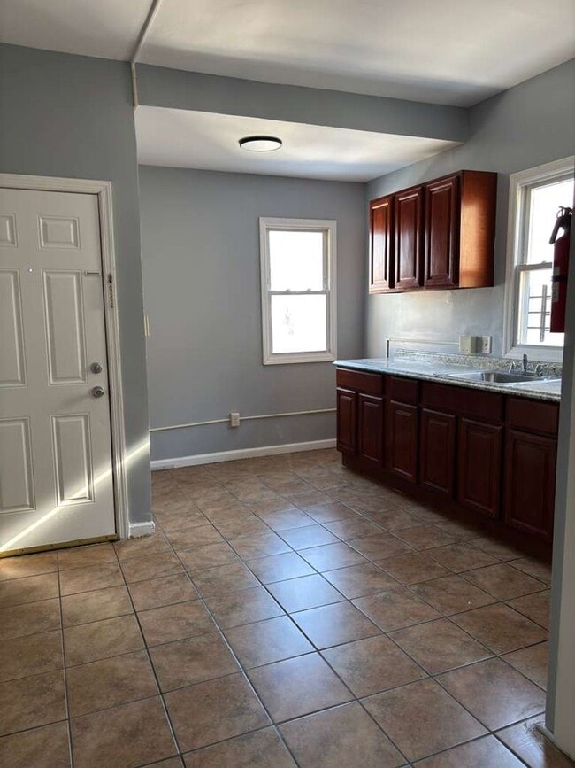 Building Photo - 134 Seymour Ave