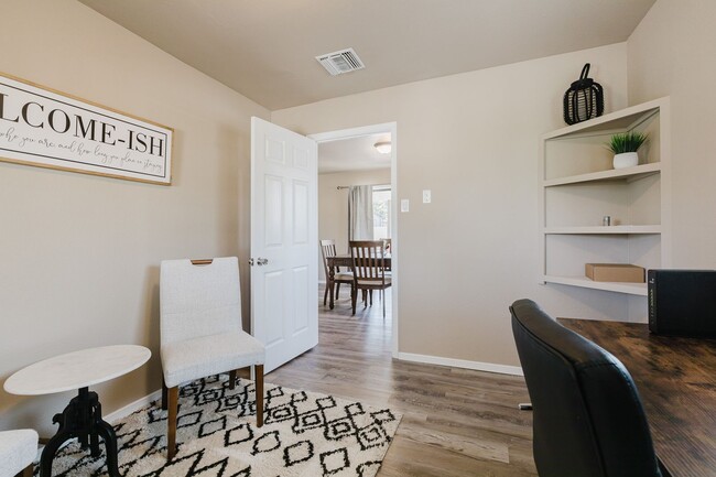 Building Photo - Cozy 2 Bed 2 Bath Home - Fully Furnished