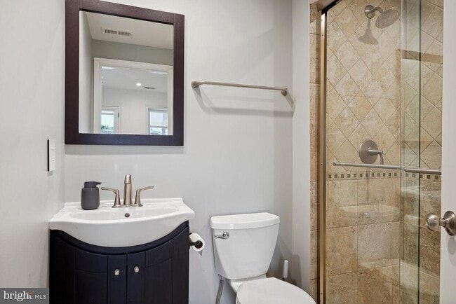 Building Photo - 2242 Ontario Rd NW