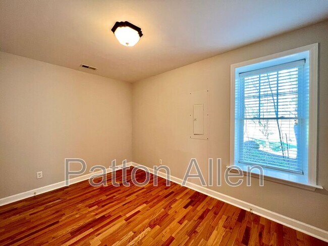 Building Photo - 430 Riverview Dr