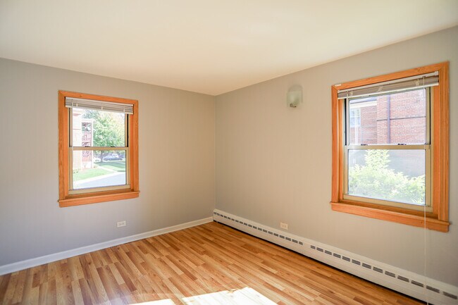Building Photo - 2103 W Farragut Ave