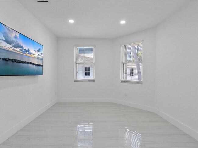 Building Photo - 21301 NE 38th Ave