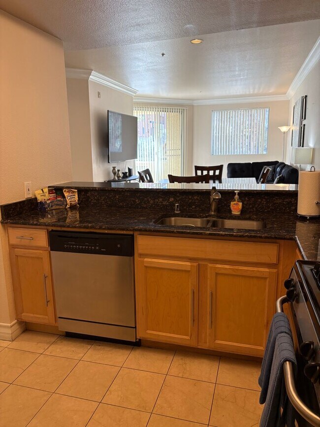 Building Photo - Long or short term available!  Live in luxury in this fully furnished 2 bedroom condo.