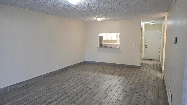 Building Photo - 2810 Riverside Dr