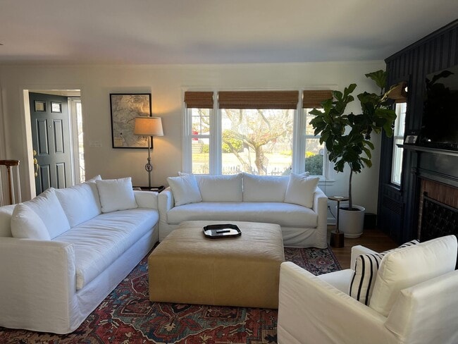 Building Photo - 3 Bedroom 2 Bath Furnished House Near Southport