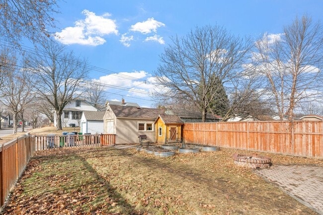 Building Photo - 2300 NE McKinley St