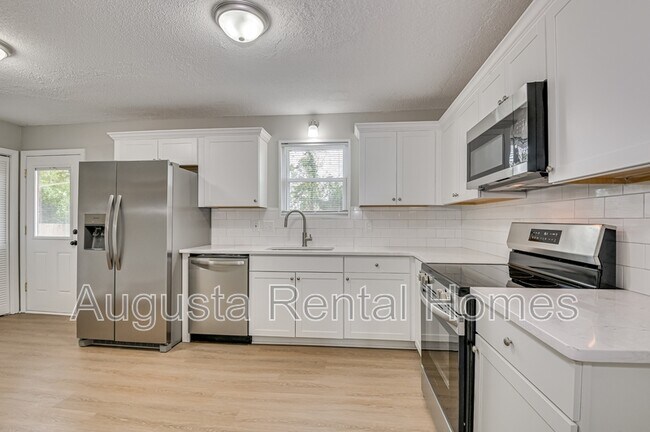 Building Photo - 208 Foxdale Dr