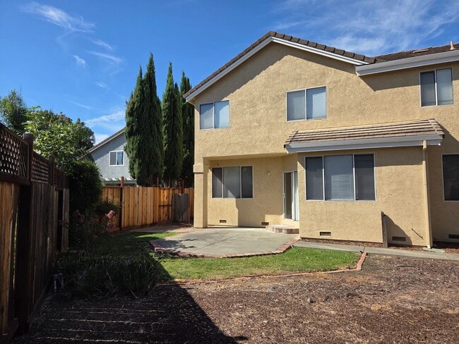 Building Photo - Spacious Laurel Creek Home