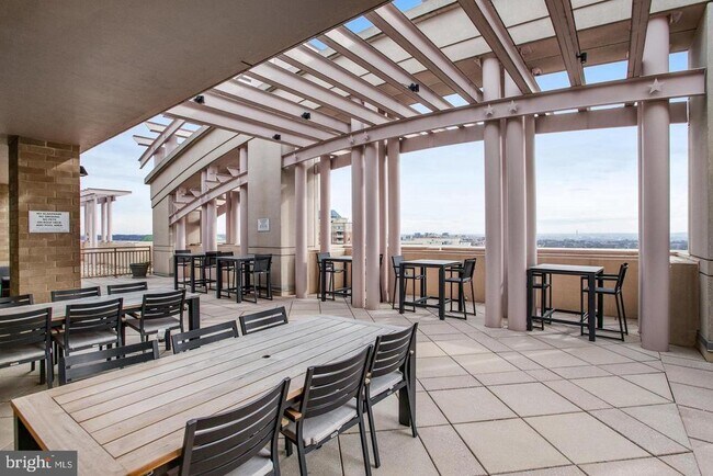 Building Photo - 888 N Quincy St