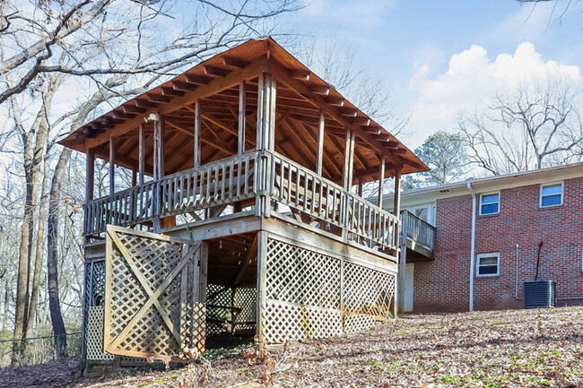 Building Photo - 3-Bedroom Home with a Huge Backyard & Patio