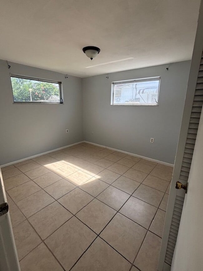 Building Photo - 2/1 available now!