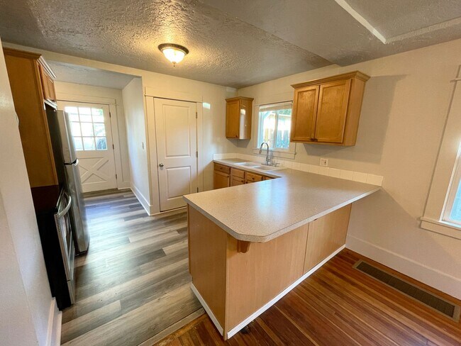 Building Photo - Charming 1920s Bungalow in Montavilla, Washer and Dryer Included!