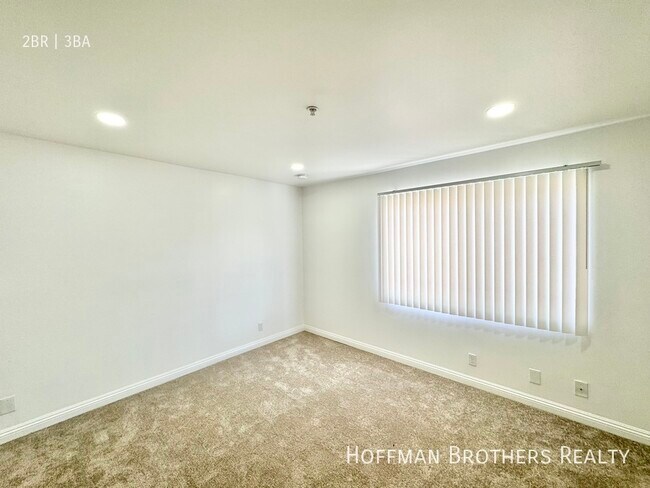 Building Photo - 16033 Vanowen St