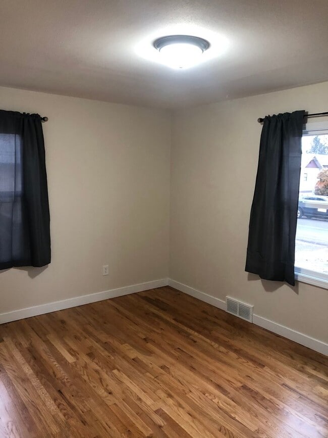 Building Photo - Adorable 3 Bed 1.5 Bath House