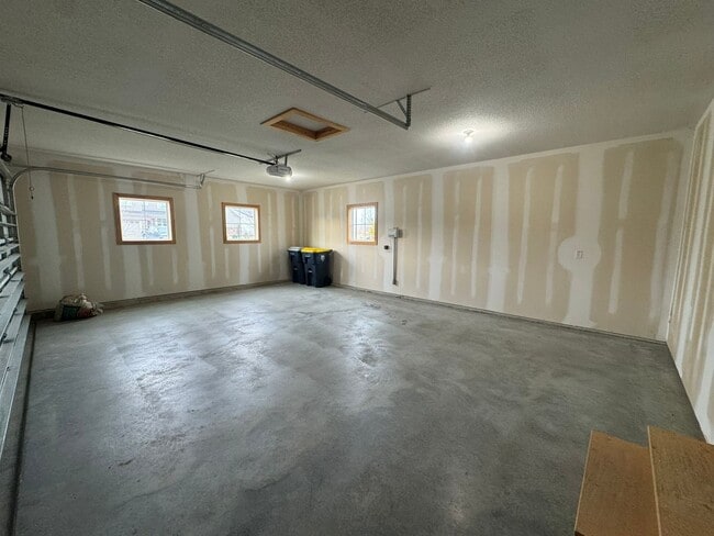 Building Photo - Luxury 5BR 4 BA Home w/ Pool and Clubhouse Access in GREAT location!