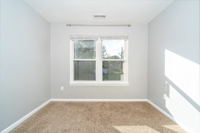 Building Photo - Beautiful 3 bed/ 2.5 bath home in Deep Creek
