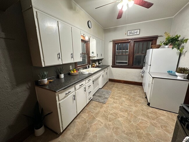 Building Photo - 2 bed, 1 bath home for rent in Waterloo