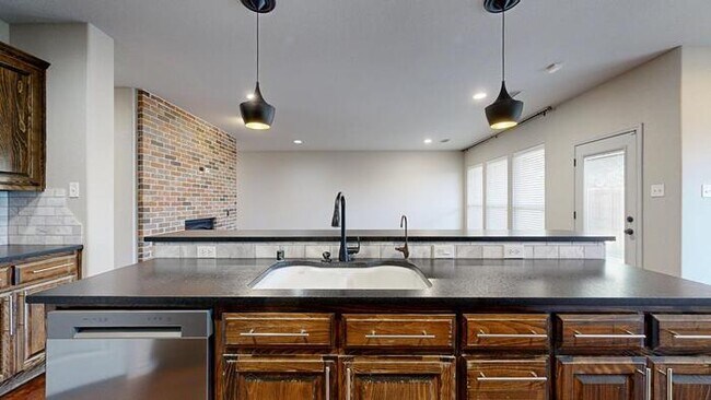 Building Photo - 3 bed 2 bath home with 2 car garage!