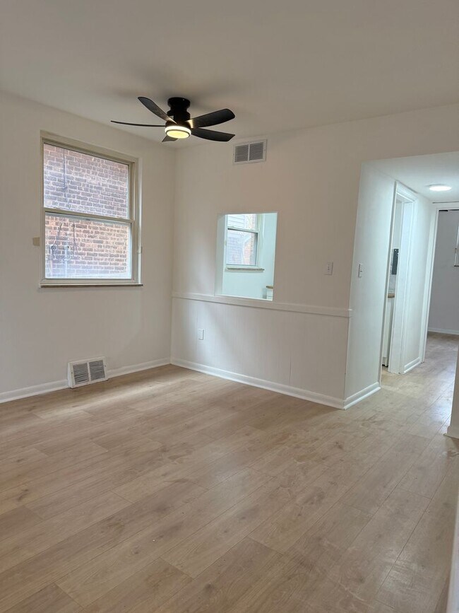 Building Photo - Spacious 1-Bedroom Apartment near the Lake!