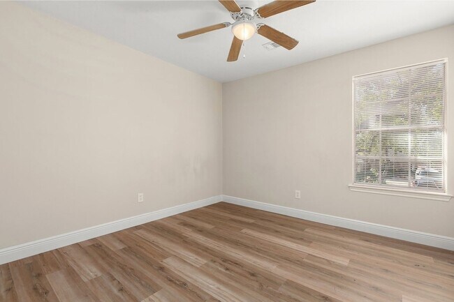 Building Photo - 3803 Redbud Dr