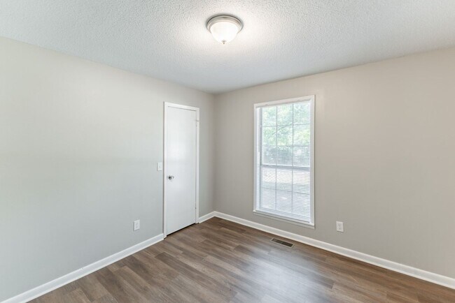 Building Photo - Stylish, Spacious & Updated! Don’t Miss Th...