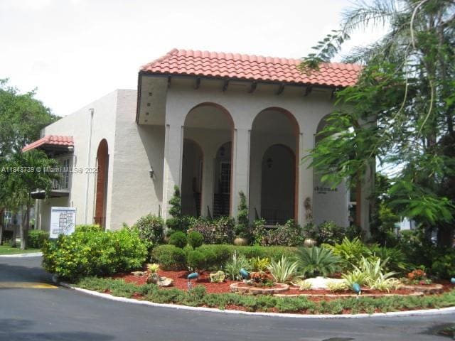 Building Photo - 10748 N Kendall Dr