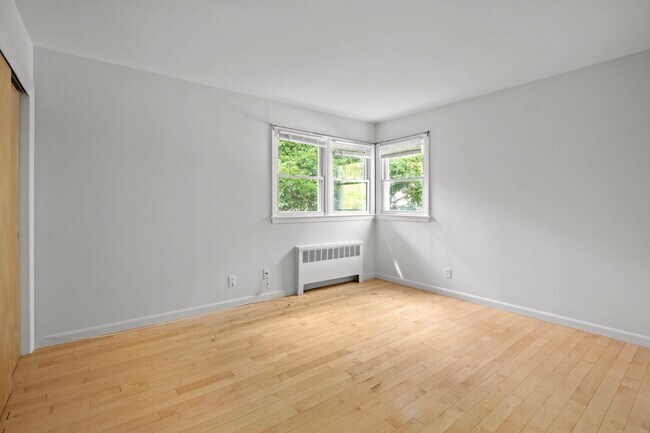 Building Photo - 25 Maple Ave