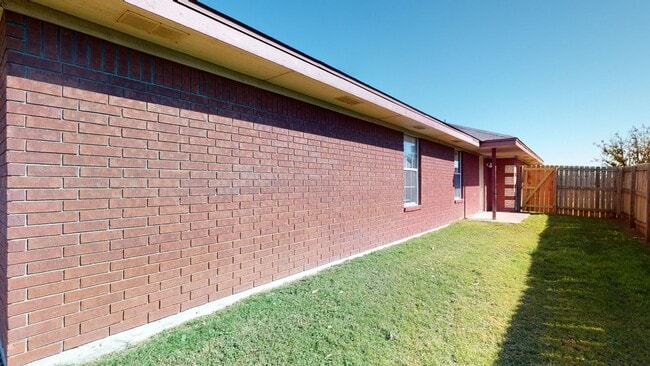 Building Photo - Memorial Day Special, 2 WEEKS FREE RENT!!!!