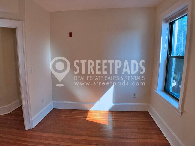 Building Photo - 881 Massachusetts Ave