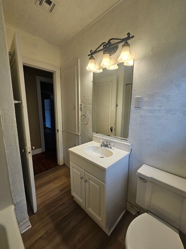 Building Photo - (2) Bed/(1) Bath Avail NOW! Hardwood Floors!
