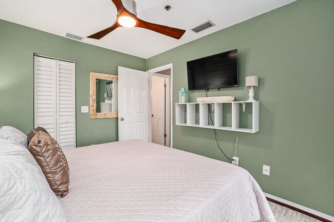 Building Photo - 5727 Biscayne Ct