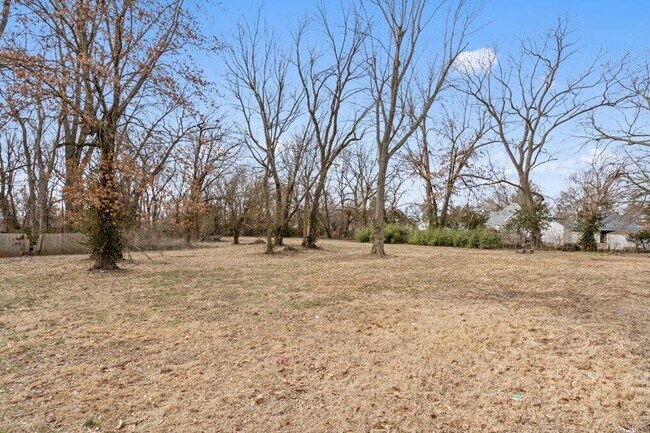 Building Photo - 865 S Douglas Ave