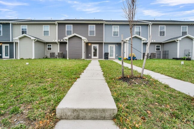 Building Photo - Beautiful 3 bedroom, 2.5 bath townhouse available!