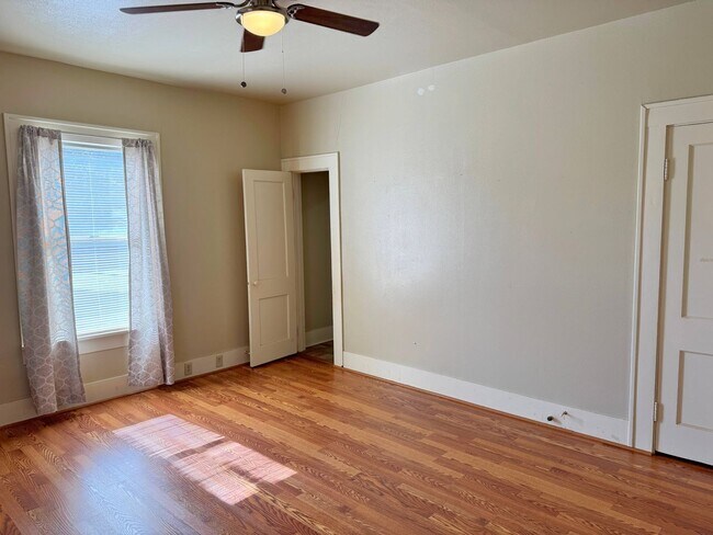 Building Photo - Cute 2 Bed 1 Bath Craftsman Home