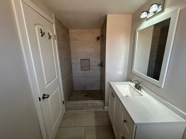 Building Photo - 5402 Villas Dr
