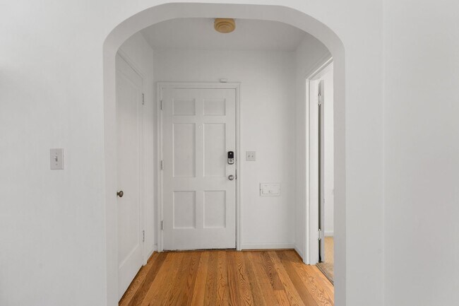 Building Photo - Spacious 6 Bed 2 Bath Home- N Portland Charmer!