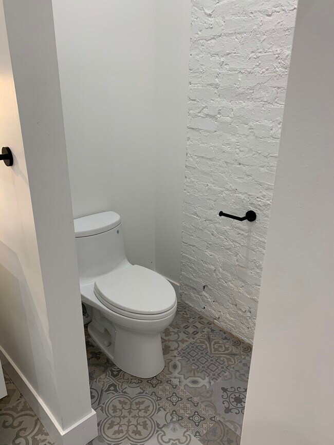 Toliet Room in Master - 18 W Ontario St