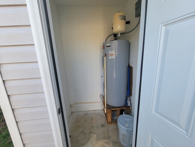 Building Photo - Lazy Acres - Columbia County