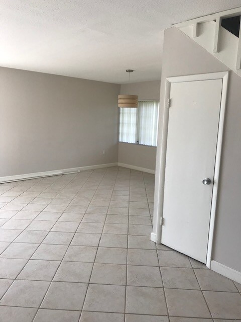Building Photo - 10411 N Kendall Dr