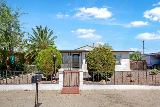 Building Photo - Spacious 3 Bed, 2 Bath Home Near UofA - Pe...