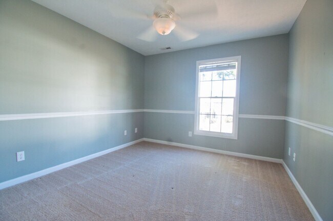 Building Photo - 3 Bedroom 2.5 Bathroom with Bonus Room!