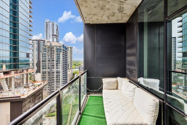 Building Photo - 70 Rainey St