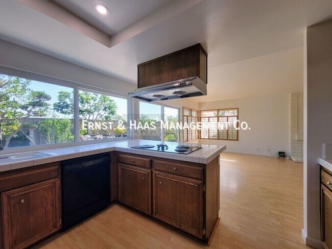 Building Photo - 5692 Vinevale Cir
