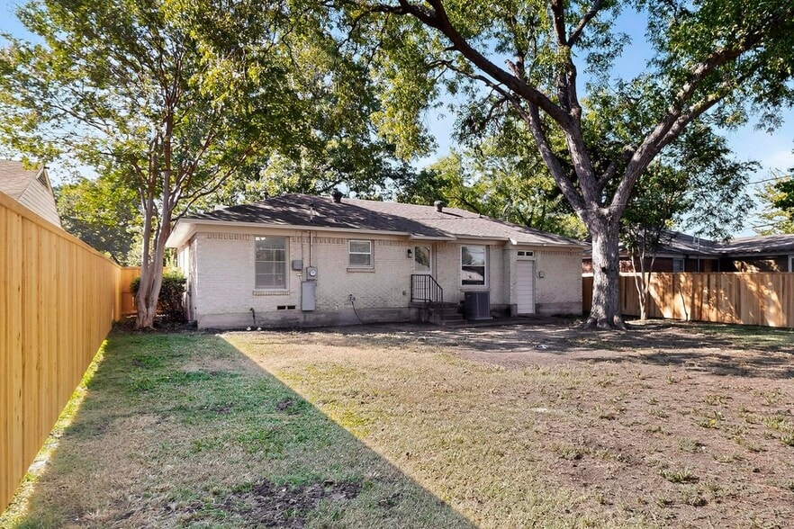 Building Photo - 2207 Housley Dr