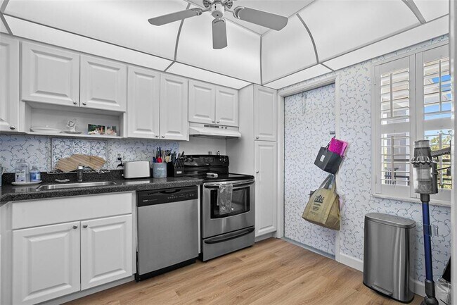 Building Photo - 7461 W Country Club Dr N