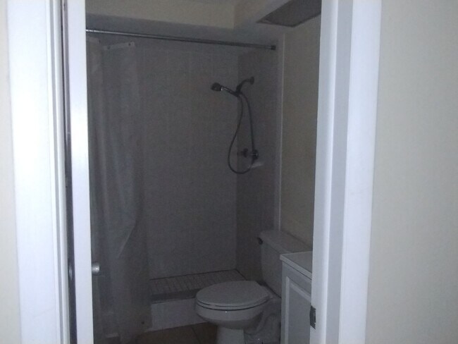 Building Photo - 3-bedroom, 2-bath home offering 1,554 squa...