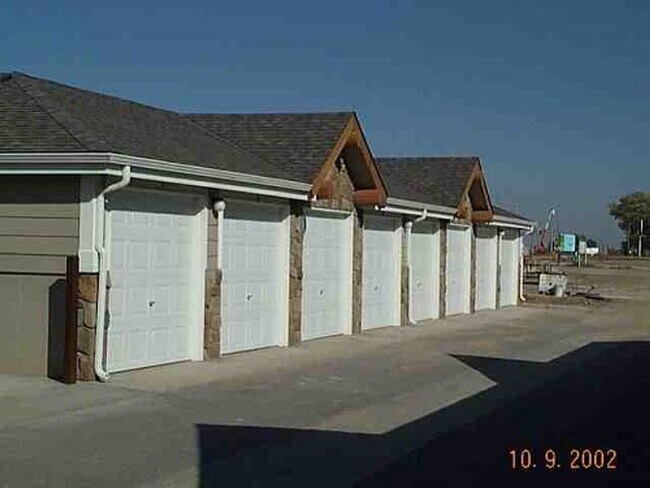 Building Photo - Easy Living Near It All – 2 Bed, 2 Bath Windsor Condo