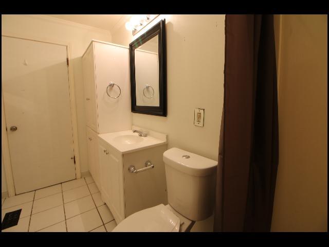 Building Photo - 5919 Woodlawn Dr